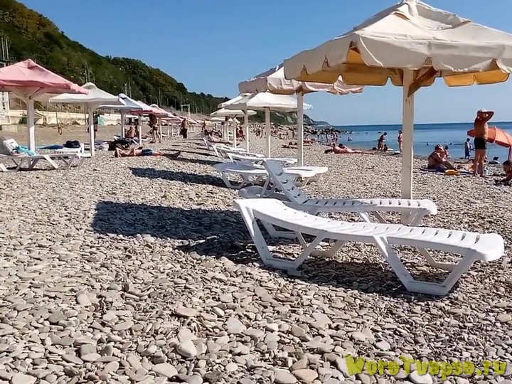 Пляж Туапсе, зонты, шезлонги